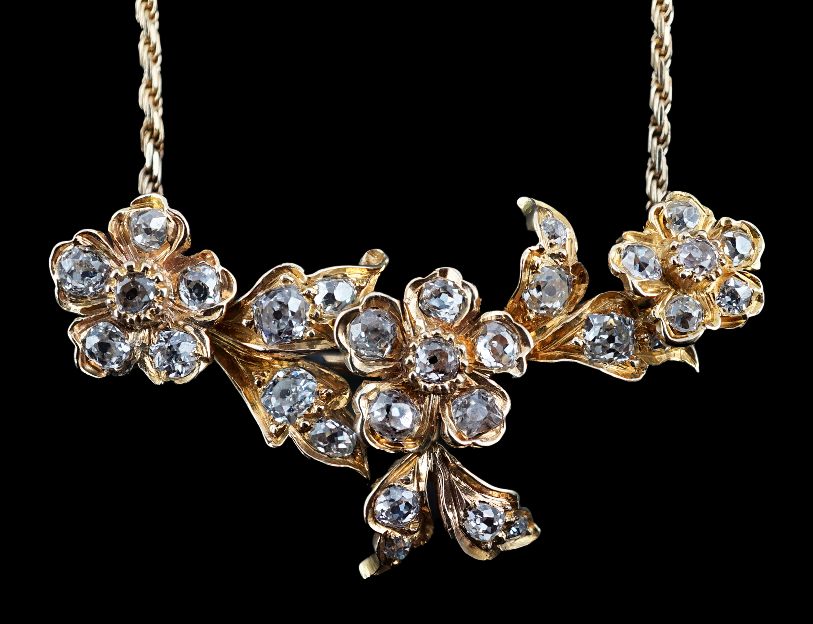 An 18ct gold and diamond cluster set pendant necklace